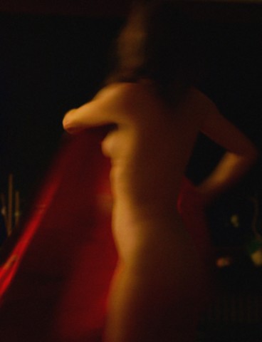 FEMME AU FOULARD ROUGE